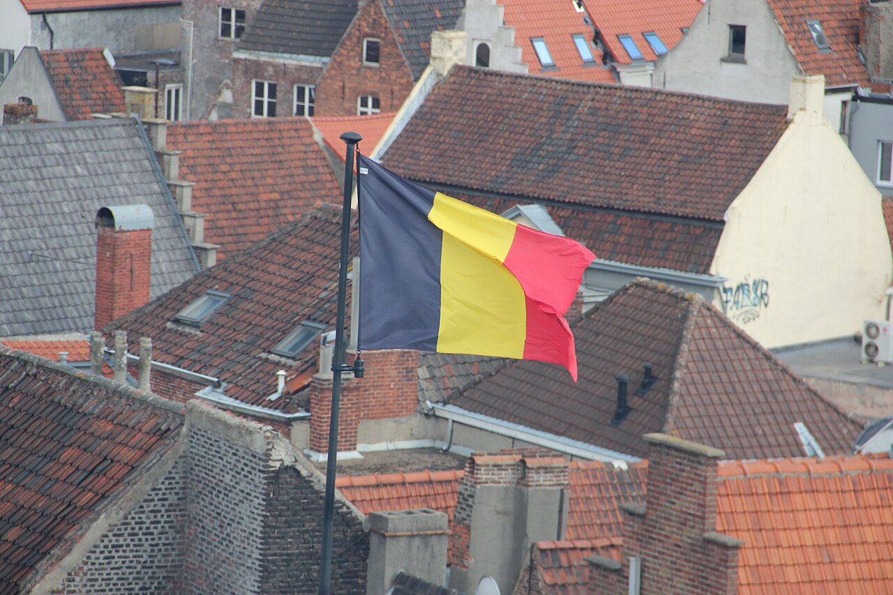 Drapeau belge au-dessus des toits en Belgique